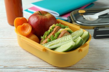 Beyaz ahşap masada beslenme çantasıyla ders çalış.