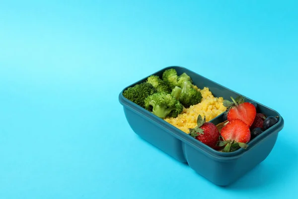 Caja Almuerzo Con Sabrosa Comida Sobre Fondo Azul — Foto de Stock