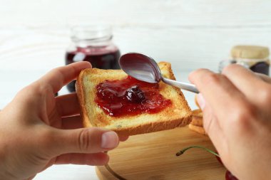 Vişneli reçelli sandviç yapma kavramı.