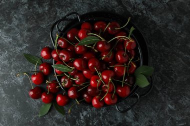 Koyu arkaplanda kırmızı kiraz meyveleri