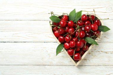 Kırmızı kirazlı tatlı çilek kavramı