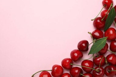 Kırmızı kirazlı tatlı çilek kavramı