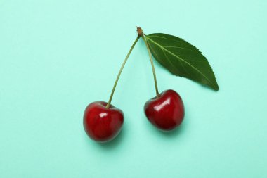 Kırmızı kirazlı tatlı çilek kavramı
