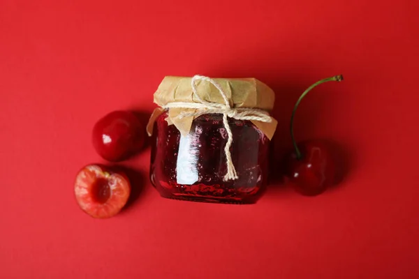 Marmellata Ciliegie Ingredienti Sfondo Rosso — Foto Stock