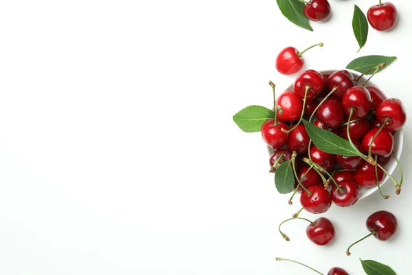 Süße Rote Kirschbeeren Auf Weißem Hintergrund — Stockfoto