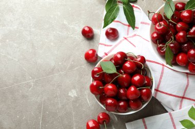 Kırmızı kirazlı tatlı çilek kavramı