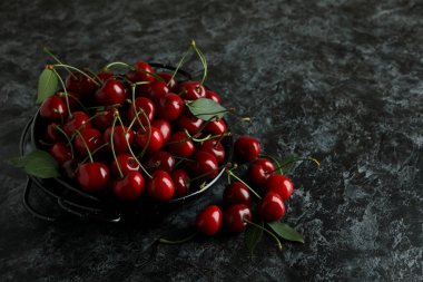 Koyu arkaplanda kırmızı kiraz meyveleri