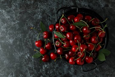 Koyu arkaplanda kırmızı kiraz meyveleri