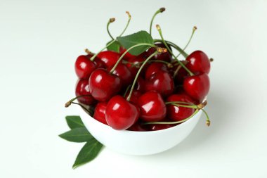 Beyaz arka planda tatlı kırmızı kiraz çilekleri