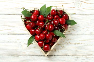 Kırmızı kirazlı tatlı çilek kavramı