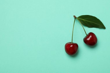 Kırmızı kirazlı tatlı çilek kavramı