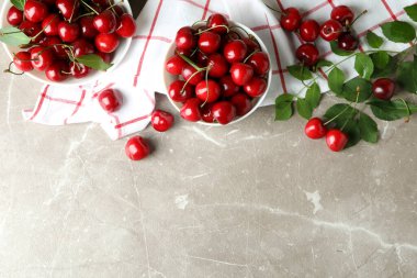 Kırmızı kirazlı tatlı çilek kavramı