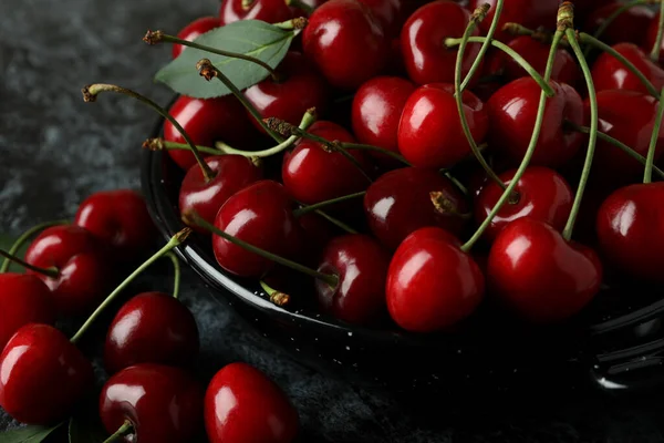 Süße Rote Kirschbeeren Auf Dunklem Hintergrund — Stockfoto