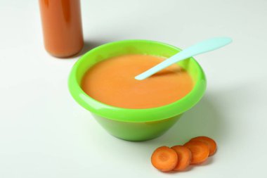 Beyaz arka planda bebek maması kavramı