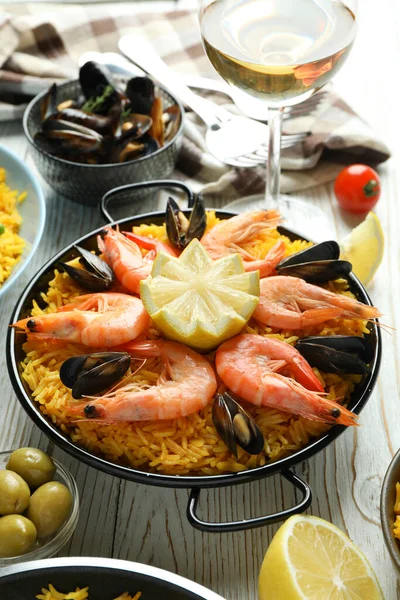 스페인 파벨라를 곁들인 맛있는 음식에 — 스톡 사진