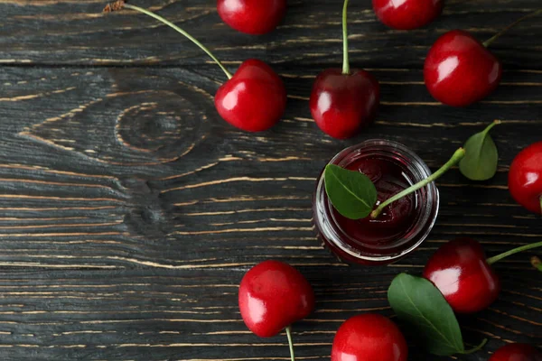 Kirschmarmelade Und Zutaten Auf Rustikalem Holztisch — Stockfoto