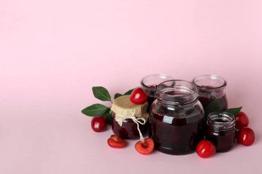 Pembe arka planda kiraz reçeli ve malzemeler