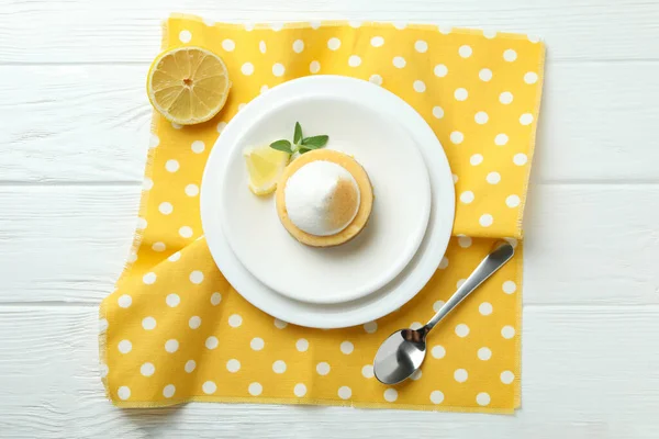 Konzept Des Leckeren Frühstücks Mit Zitronenkuchen Auf Weißem Holztisch — Stockfoto