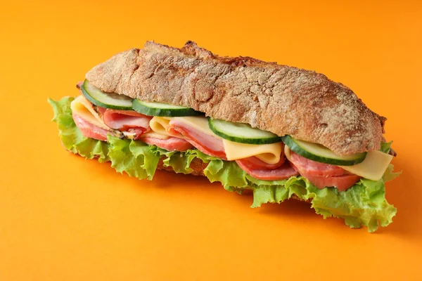 Σάντουιτς Ψωμί Ciabatta Πορτοκαλί Φόντο — Φωτογραφία Αρχείου