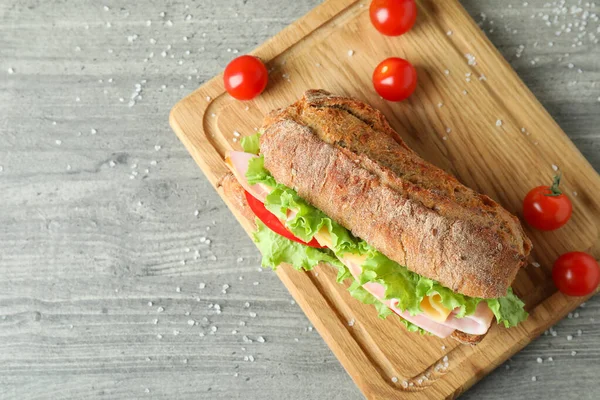 Bord Met Ciabatta Sandwich Grijze Getextureerde Tafel — Stockfoto