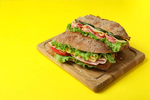 Bord Met Ciabatta Sandwiches Gele Achtergrond — Stockfoto