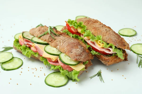 Sanduíches Ingredientes Ciabatta Sobre Fundo Branco — Fotografia de Stock