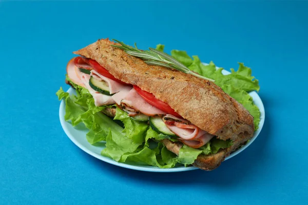 Teller Mit Ciabatta Sandwich Auf Blauem Hintergrund — Stockfoto