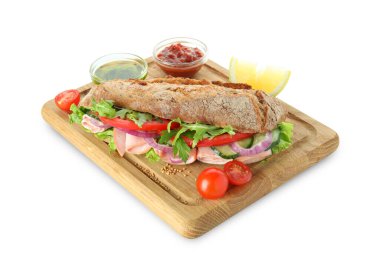 Ciabatta sandviçi ve içeriği beyaz arkaplanda izole edilmiş.