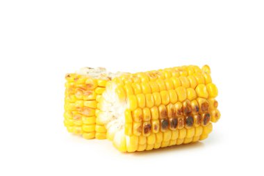 Beyaz arka planda izole edilmiş lezzetli ızgara mısır.