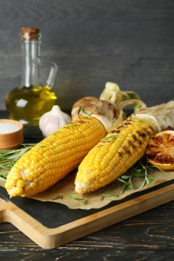 Izgara mısırlı lezzetli yemek kavramı