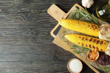 Izgara mısırlı lezzetli yemek kavramı