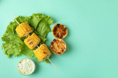 Izgara mısırlı lezzetli yemek kavramı