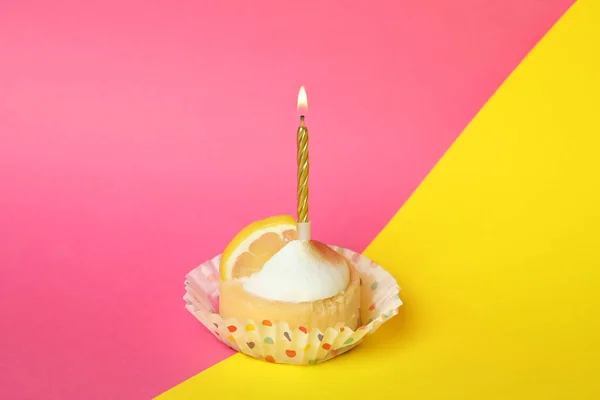 Lekkere Citroen Cupcake Met Kaars Twee Toon Achtergrond — Stockfoto
