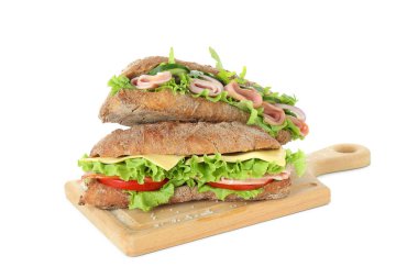 Beyaz arkaplanda ciabatta sandviçleri olan tahta