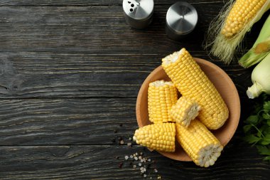 Tahta masada taze çiğ mısır, maydanoz ve baharatlar.