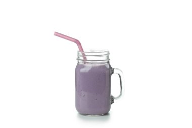 Beyaz arka planda izole edilmiş taze yaban mersini smoothie.