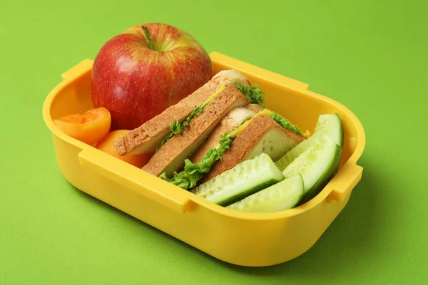 Lunch Box Smacznym Jedzeniem Zielonym Tle — Zdjęcie stockowe