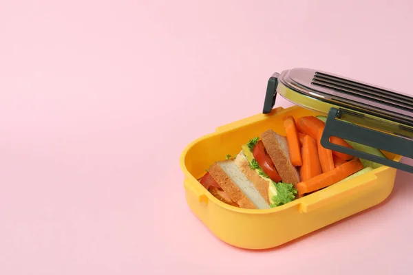 Lunch Box Smacznym Jedzeniem Różowym Tle — Zdjęcie stockowe