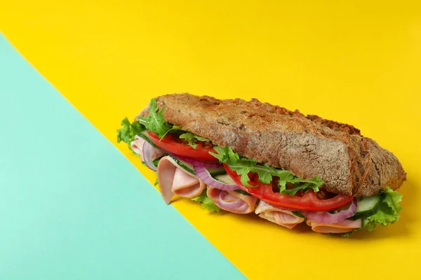 Gustoso Ciabatta Sandwich Sfondo Bicolore — Foto Stock