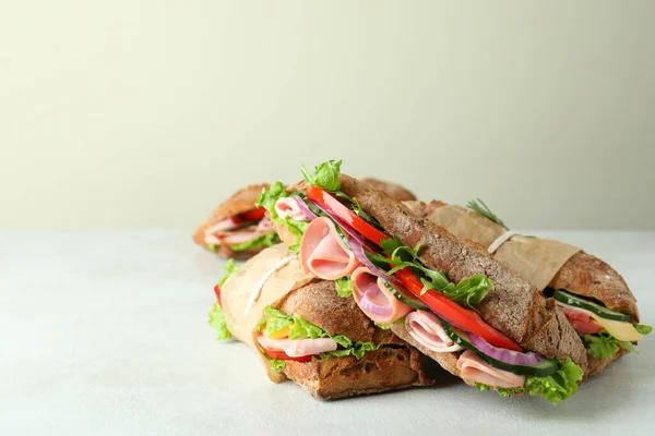 Savoureux Sandwichs Ciabatta Sur Fond Blanc Texturé — Photo