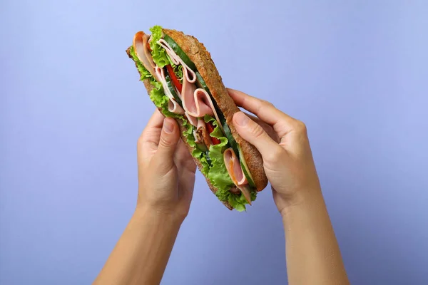 Mani Femminili Tengono Ciabatta Sandwich Sfondo Viola — Foto Stock