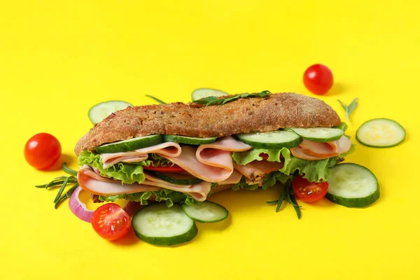 Ciabatta Sandwich Ingredienti Sfondo Giallo — Foto Stock