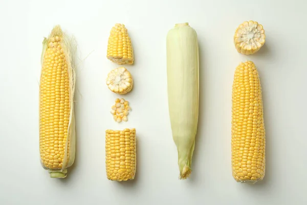 Fresh Raw Corn White Background Flat Lay — Stock Photo, Image