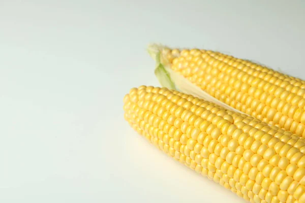 Friss Nyers Kukorica Fehér Háttérrel Közelről — Stock Fotó
