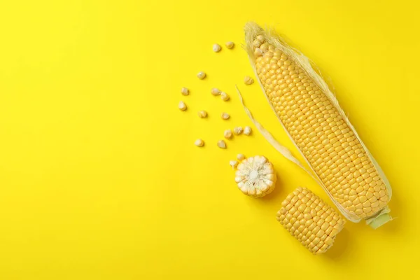 Fresh Raw Corn Yellow Background Top View — Stock Photo, Image