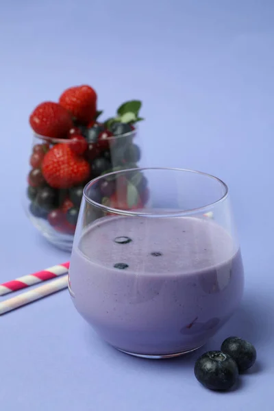 Batido Arándanos Ingredientes Pajitas Sobre Fondo Violeta —  Fotos de Stock