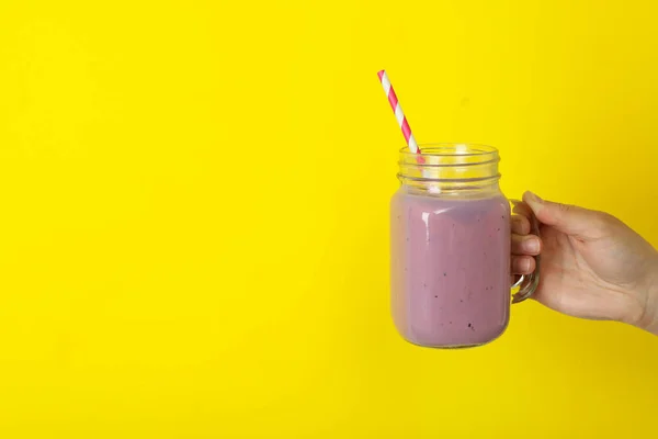 Kvinnliga Handen Håller Burk Smoothie Gul Bakgrund — Stockfoto