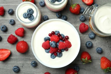 Gri desenli masada yoğurtlu lezzetli kahvaltı kavramı