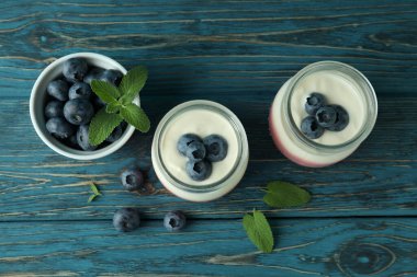 Tahta masada yoğurtlu lezzetli kahvaltı kavramı