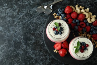 Siyah dumanlı masada yoğurtlu lezzetli kahvaltı kavramı